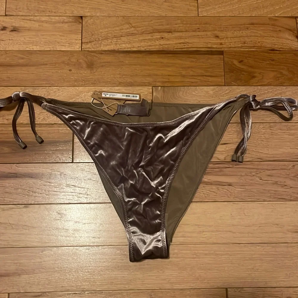 Skims textured bikini story the bikini bottom